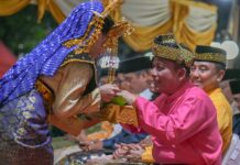 read news – Pulau Penyengat Semakin Gemerlap di Malam Hari Gubernur Ansar (kanan) saat menghadiri FIS menyampaikan bahwa festival ini digelar untuk menjaga kelestarian budaya serta memperkenalkan Provinsi Kepulauan Riau. (Foto : dwi susilo - batamtv.com)