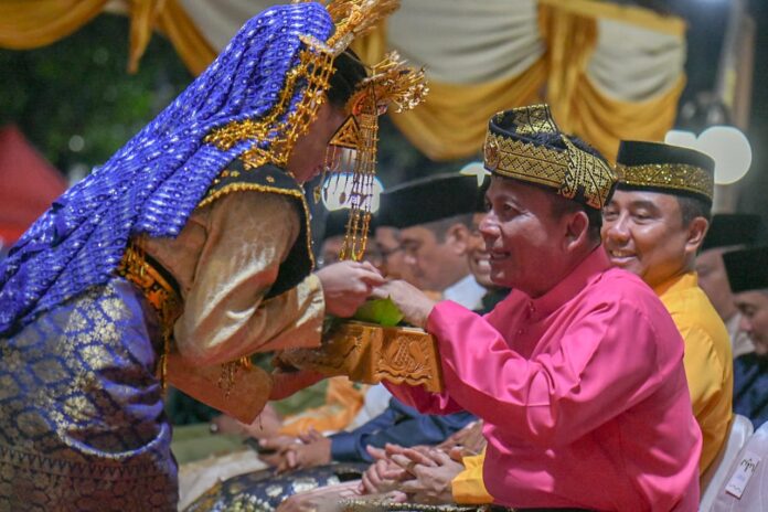 Gubernur Ansar (kanan) saat menghadiri FIS menyampaikan bahwa festival ini digelar untuk menjaga kelestarian budaya serta memperkenalkan Provinsi Kepulauan Riau. (Foto : dwi susilo - batamtv.com)