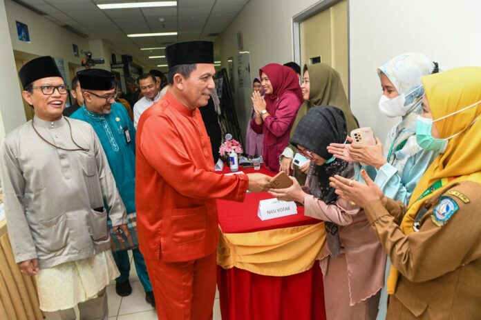 Gubernur Kepri Ansar ahmad berhalal bihalal bersama Keluarga besar RSUD Raja Ahmad Tabib (RAT) Provinsi Kepulauan Riau menggelar  acara  halalbihalal dalam rangka momen Hari Raya Idul Fitri 1445 H, di Aula Lt. 4 RSUD RAT, Tanjungpinang, Senin (22/04). (Foto : abdi perdana - batamtv.com)