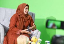 read news – Dialog di TVRI Kepulauan Riau, Dewi Ansar Ungkap Peran Luar Biasa Kartini Masa Kini Ketua TP PKK Provinsi Kepri Dewi Ansar dalam dialog mengingatkan Kartini merupakan sosok penting dalam memperjuangkan hak-hak perempuan di masa lampau.(foto : dwi susilo - batamtv.com)