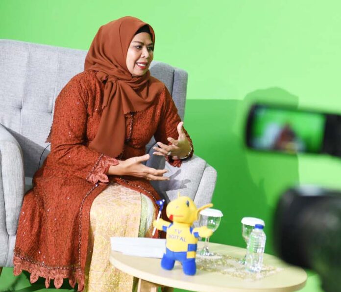 Ketua TP PKK Provinsi Kepri Dewi Ansar  dalam dialog mengingatkan Kartini merupakan sosok penting dalam memperjuangkan hak-hak perempuan di masa lampau.(foto : dwi susilo - batamtv.com)