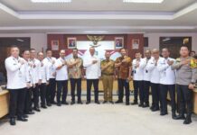 read news – Audiensi TIM PKDN Sespimti Polri Sambangi Pemprov Kepri Mewakili Gubernur Kepulauan Riau Ansar Ahmad ,Adi Prihantara (tengah baju cokelat) menerima tim di Ruang Rapat Utama Lantai IV Kantor Gubernur Kepri, Dompak, Tanjungpinang, Selasa (23/04). (Foto : dwi susilo - batamtv.com)