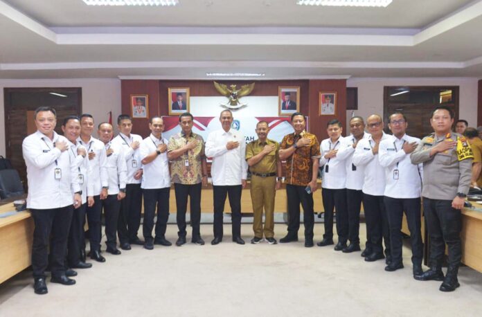 Mewakili Gubernur Kepulauan Riau Ansar Ahmad ,Adi Prihantara (tengah baju cokelat) menerima tim di Ruang Rapat Utama Lantai IV Kantor Gubernur Kepri, Dompak, Tanjungpinang, Selasa (23/04). (Foto : dwi susilo - batamtv.com)