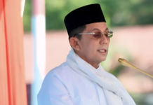 read news – Ansar Ahmad Tekankan Peran Orang Tua saat Khutbah Idul Fitri Gubernur Kepri Ansar Ahmad saat menjadi khatib di Masjid di Daik Lingga. (Foto : abdi perdana - batamtv.com)