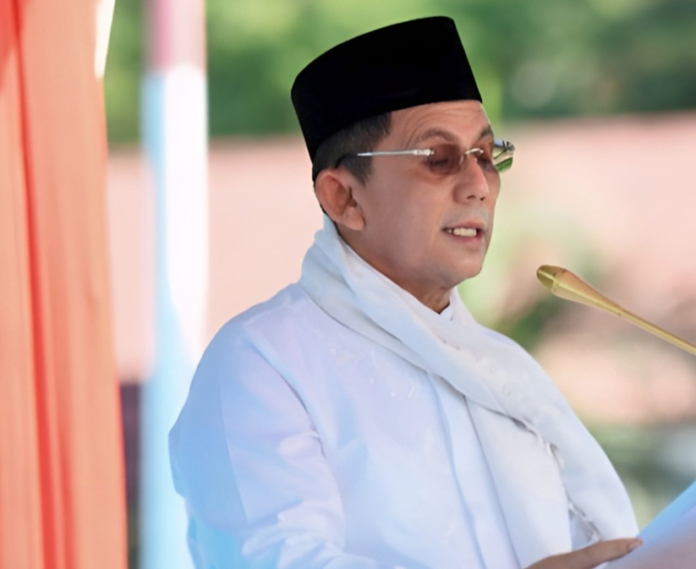 (Foto : abdi perdana - batamtv.com) Gubernur Kepri Ansar Ahmad saat menjadi khatib di Masjid di Daik Lingga. (Foto : abdi perdana - batamtv.com)