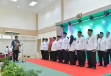 read news PPIH Embarkasi Batam Dilantik, Gubernur Ansar Tekankan Tiga Poin Gubernur Ansar Ahmad (kiri) saat pelantikan menekankan tiga hal yang menjadi perhatian bagi Petugas Penyelenggara Ibadah Haji (PPIH) Embarkasi Batam dalam melaksanakan tugasnya. (Foto : dwi susilo - batamtv.com)