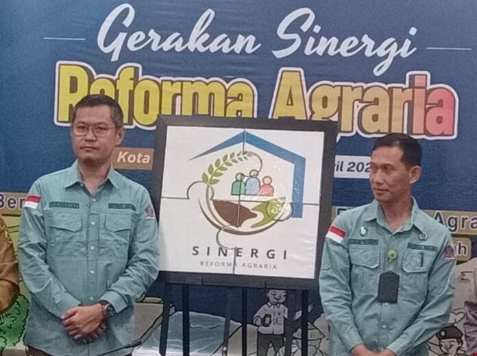 Setdako Tanjungpinang Zulhidayat (kiri) mengatakan Pemerintah Kota Tanjungpinang memberikan dukungan terhadap program Gerakan Sinergi Reforma Agraria Nasional.  (foto : dwi susilo - batamtv.com)