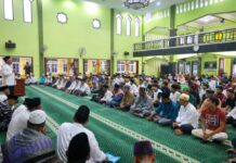 read news Gubernur Kepri Ansar Ahmad Safari Ramadan Terakhir di Singkep Gubernur Kperi Ansar Ahmad saat menjadi khatib ketika salat tarwih . (Foto : abdi perdana - batamtv.com)