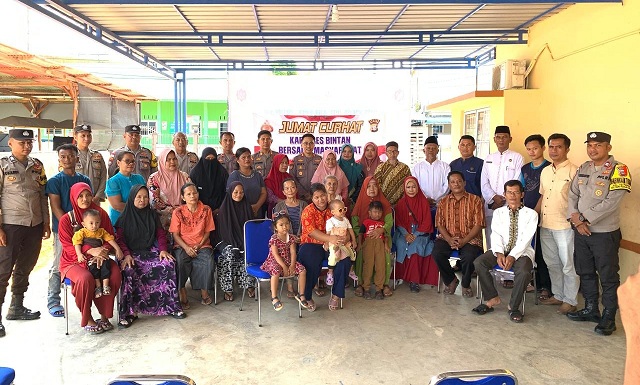 (Foto : abdi perdana - batamtv.com) Warga Kelurahan Tanjung Permai, Kecamatan Seri Kuala Lobam menyampaikan kepada petugas keamanan untuk meningkatkan patroli selama lebaran . (Foto : abdi perdana - batamtv.com)