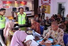 read news – 113 Pendaftar Polri di Polres Bintan Terverifikasi Pemeriksaan berkas calon anggota Polri tersebut dipimpin langsung oleh Kapolres Bintan AKBP Riky Iswoyo, S.I.K., M.M (kiri) . Proses pemeriksaan administrasi berlangsung dengan ketat dan tertib. (Foto : abdi perdana - batamtv.com)