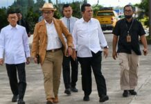 read news – Riwan Kamil Sambangi Masjid Penyengat Gubernur Jawa Barat periode 2018-2023 Ridwan Kamil berkunjung ke Pulau Penyengat, untuk melihat arsitektur Masjid Raya Sultan Riau. Minggu (31/3/2024). (Foto : abdi perdana - batamtv.com)