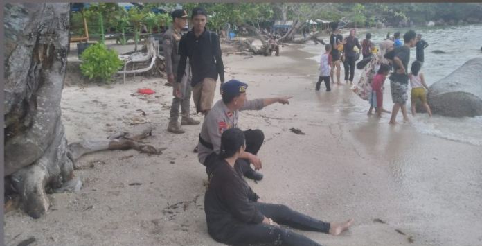 Personil Polres Bintan masih dan terus gencarkan patroli dialogisnya di Objek Wisata yang mulai dikunjungi oleh masyarakat, untuk mengantisipasi hal-hal yang tidak diinginkan. - batamtv.com)(Foto: abdi perdana