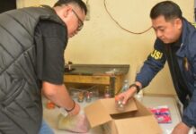 read news – Puluhan Warga Terjaring Razia di THM Batam Petugas dari Ditresnarkoba Polda kepri saat melakiukan pengecekan terhadap barang barang milik pengunjung yang terkena razia . (Foto : muhammad amin - atamtv.com)