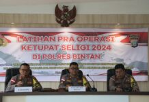 read news – Polres Bintan Bakal Gesa Operasi Ketupat Wakapolres Bintan Kompol Amir Hamzah SH MH berharap agar personel yang mengikuti kegiatanLatpraops ini agar diikuti dengan baik. Sehingga bisa memahami rencana operasi. Karena hal tersebut merupakan acuan dalam pelaksanaan tugas di lapangan guna tercapainya tujuan operasi secara maksimal. (Foto : abdi perdana - batamtv.com)