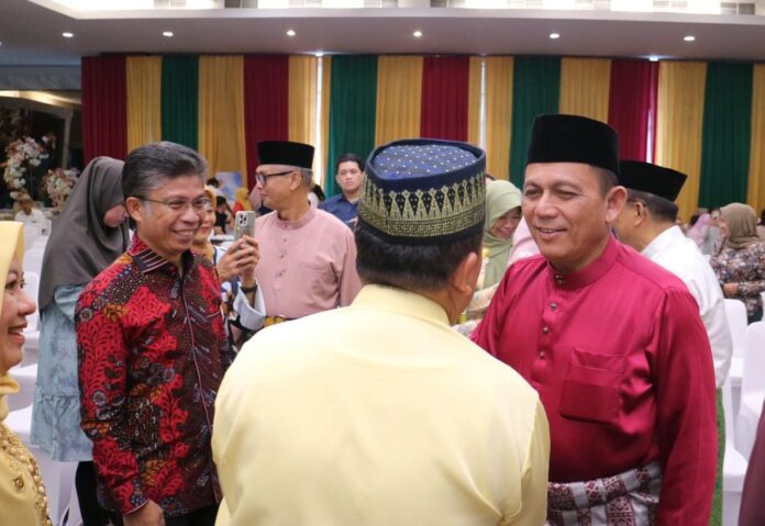 Gubernur Kepri H. Ansar Ahmad (kanan baju merah) beserta Ketua TP-PKK Provinsi Kepulauan Riau Hj. Dewi Kumalasari Ansar dan jajaran Pemprov Kepri mengikuti Halal Bihalal Masyarakat Provinsi Kepulauan Riau (Kepri) yang berada di Jakarta diadakan di Gedung Swasana BRIN LIPI Jakarta, pada hari Minggu, (28/04). (Foto : dwi susilo - batamtv.com)