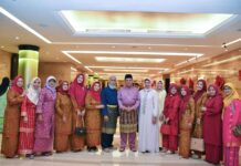 read news – Gubernur Ansar Tak Ingin Ada Penyebutan Masyarakat Kelas Satu dan Kelas Dua Gubernur Kepulauan Riau H Ansar Ahmad (tengah) menggelar acara halal bihalal dengan masyarakat Provinsi Kepulauan Riau yang bermukim di Kota Bandung, Jawa Barat. (Foto : dwi susilo - batamtv.com)