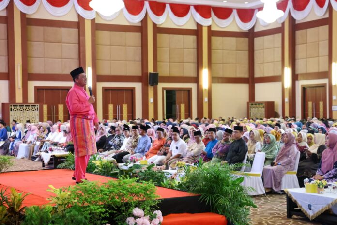 Gubernur Kperi Ansar Ahmad saat acara halal bihalal bersama guru . (Foto : dwi susilo - batamtv.com)
