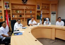 read news – Ini Upaya Pemerintah Pulangkan Nelayan Natuna dari Malaysia Kepala Badan Pengelola Perbatasan Daerah Provinsi Kepulauan Riau Doli Boniara bersama Konsulat Jenderal RI Kuching mengatakan APMM menangkap 8 orang nelayan asal Natuna yang melaut menggunakan 3 kapal. (Foto : abdi perdana - batamtv.com)
