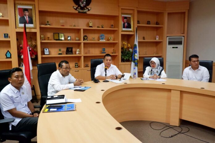 Kepala Badan Pengelola Perbatasan Daerah Provinsi Kepulauan Riau Doli Boniara  bersama Konsulat Jenderal RI Kuching mengatakan APMM menangkap 8 orang nelayan asal Natuna yang melaut menggunakan 3 kapal. (Foto : abdi perdana - batamtv.com)