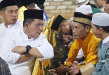 read news – Hadiri Halal Bihalal di Kampung Sidojadi KM IX Tanjungpinang Gubernur Kepri Ansar Ahmad saat berhalal bihalal dengan masyarakat di Sidoharjo di Tanjungpinang Sabtu (4/5/2024) (Foto : dwi susilo - Batamtv.com)