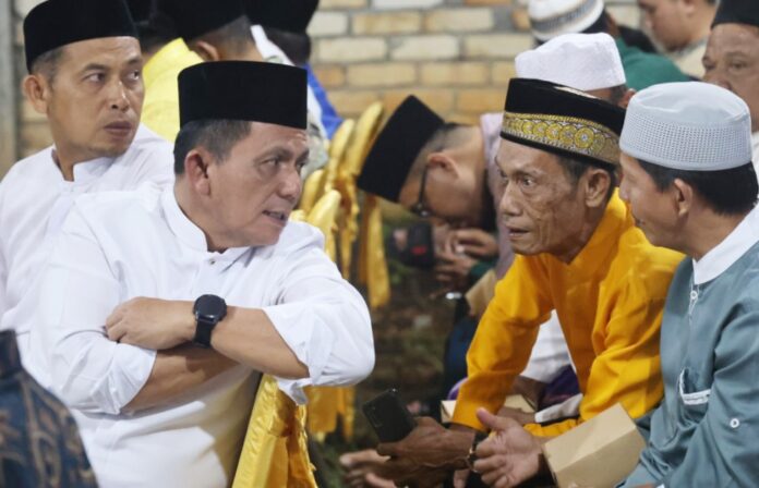 Gubernur Kepri Ansar Ahmad saat berhalal bihalal dengan masyarakat di Sidoharjo di Tanjungpinang Sabtu (4/5/2024) (Foto : dwi susilo - Batamtv.com)