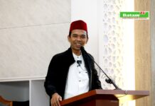 Ustadz Abdul Somad Isi Tausiyah di Masjid BJ Habibie BP Batam