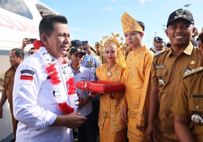 Gubernur Kepri Ansar Ahmad saat kunker ke Natuna . Dia berharap ada pemerataan pembangunan di Kepri. (Foto : abdi prdana - batamtv.com)