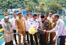 read news – Ponton HDPE Pelabuhan Tarempa Diresmikan Gubernur Gubernur Kepulauan Riau H. Ansar Ahmad meresmikan Dermaga Apung (Ponton) High Density Polyethylene (HDPE) di Pelabuhan Tarempa, Senin (06/05). (Foto : abdi perdana - batamtv.com)