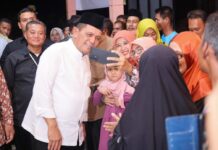 read news – Warga Terempa Anambas Terima Bantuan Proyek Infrastruktur Senilai Rp7,45 Miliar dari Gubernur Ansar Gubernur Kepri Ansar Ahmad saat menyambangi warga di Anambas Senin (06/05) pagi. (Foto : abdi perdana - batamtv.com)