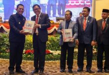 read news – Lagi, Provinsi Kepulauan Riau Raih Opini Wajar Tanpa Pengecualian Ketua DPRD Provinsi Kepri Jumaga Nadeak dan Gubernur Kepri Ansar Ahmad pada Rapat Paripurna yang digelar di Balairung Wan Seri Beni, Dompak, Senin (29/4/2024). (Foto : abdi perdana - batamtv.com)