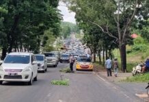 Polisi Bersihkan Jalan dari Tumpahan Oli