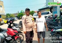 Pererat Silaturahmi dan Sampaikan Himbauan Kamtibmas, Bhabinkamtibmas Polsek Sekupang Sambangi Pertokoan Pasar Victory