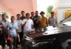 Dukung Parkir Berlangganan, Anggota DPRD Batam Beli Stiker Parkir