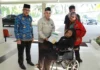 Sekda Kota Batam Bantu Biaya Pengobatan Kanker Warga Suku Laut