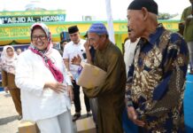 Wagub Kepri Bagi Sembako ke Lansia: Kalau Bukan Kita yang Memperhatikan Mereka Siapa Lagi