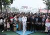 Masyarakat Batam Antusias Foto Bareng Amsakar Usai Upacara Penurunan Bendera