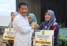 Walikota Rudi Serahkan Insentif Kader Posyandu se-Kota Batam