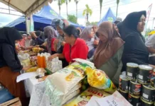 Warga Serbu Bazar Pangan Murah di Daik Lingga