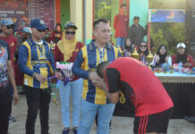 Bupati Lingga Saksikan Penutupan Turnamen Sepak Bola di Desa Jagoh