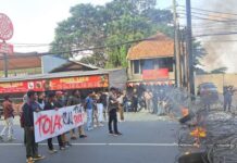 Mahasiswa Demo Bakar Ban hingga Berusaha Menyelinap Masuk Istana Bogor
