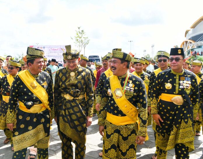 hadiri gelar adat