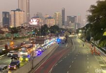 Massa Demo Masih Bertahan Tadi Malam, Jalan Gatsu Depan DPR Ditutup