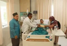 Sekda Kota Batam Besuk Pasien Tumor Usus, Nursata