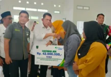 Kunjungi Natuna, Gubernur Kepri Serahkan Bantuan di 7 Kecamatan
