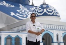 Penangkal Petir Masjid Agung yang Patah saat Badai Diperbaiki