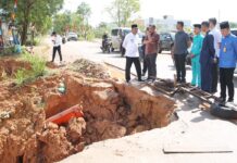 Tinjau Jalan Longsor di Nongsa, Pjs Wako Batam: Minta Dinas Terkait Segera Ambil Tindakan