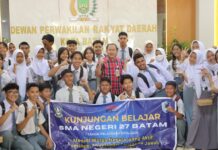 Kunjungi DPRD Batam, Siswa SMAN 27 Terperangah Lihat Ruang Sidang