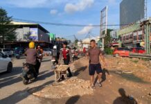 Wakapolsek Nongsa Tambal Jalan Berlubang di Batam