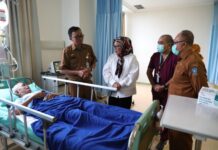 Plt Gubernur Kepri Kunjungi ASN yang Terbaring Sakit