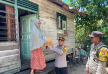 Jumat Berkah, Kapolsek Dabo Singkep Serahkan Paket Sembako
